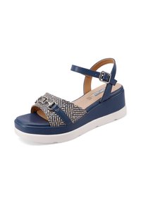 Sandalo a zeppa blu con cinturino in tessuto intrecciato, dettagli in argento, cinturino alla caviglia regolabile e suola piattaforma bianca. Parte superiore texturizzata con motivo geometrico.