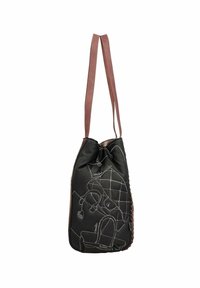 Sac seau en cuir noir avec des anses roses, comportant une fermeture à cordon et des coutures blanches décoratives représentant divers motifs de sac.