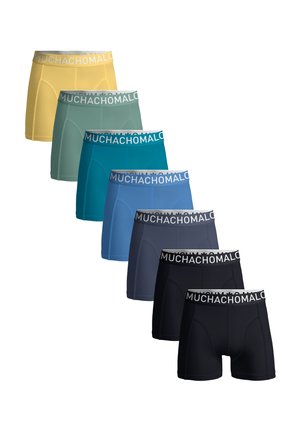 Zeven herenboxers in geel, groen, blauwgroen, lichtblauw, donkerblauw en twee tinten zwart, allemaal met witte taillebanden met merknaam.