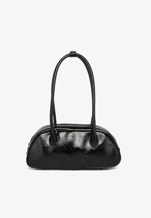 Crna kožna torbica s ispucanom teksturom, ovalnog oblika i s dva zaobljena ručka. Ima zatvaranje na patentni zatvarač duž gornjeg ruba.