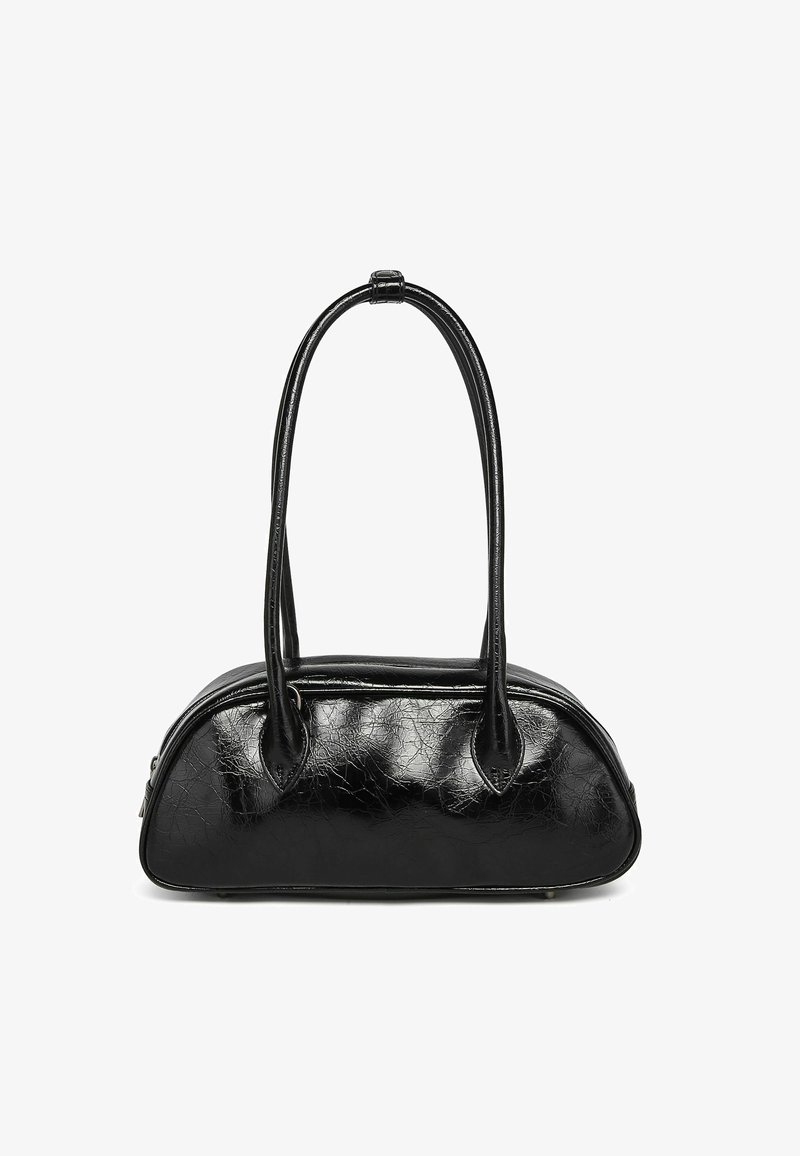 Crna kožna torbica s ispucanom teksturom, ovalnog oblika i s dva zaobljena ručka. Ima zatvaranje na patentni zatvarač duž gornjeg ruba.