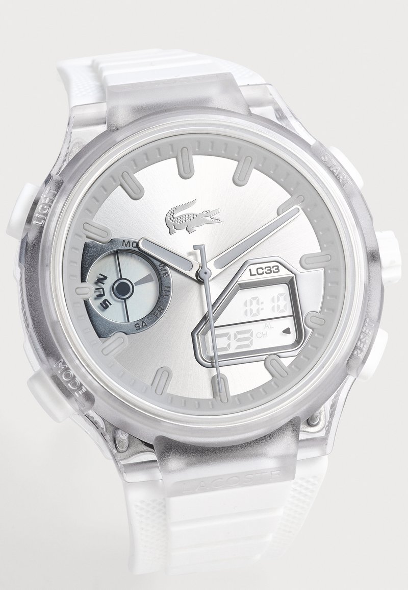 Orologio da polso Lacoste bianco con display analogico e digitale, quadrante del giorno della settimana e cassa trasparente con cinturino in silicone bianco.