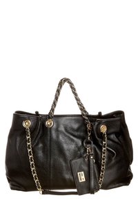 Černá kožená kabelka s texturou, se zlatými řetízkami na uchu a připojeným odpovídajícím černým držákem na karty označeným "Love Moschino."