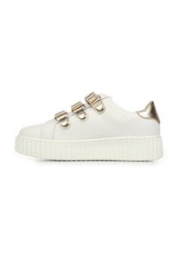 Sneaker bianco con tre cinturini metallici dorati, suola piatta bianca texturizzata e un accento dorato metallico sul tallone.