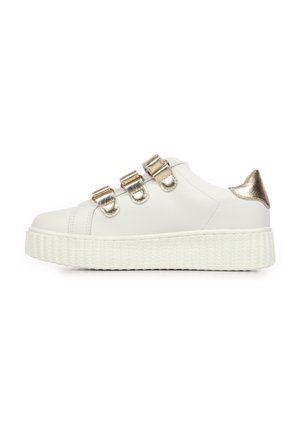 Sneaker bianco con tre cinturini metallici dorati, suola piatta bianca texturizzata e un accento dorato metallico sul tallone.