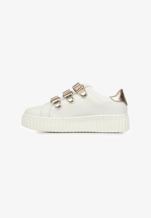 Witte sneaker met drie metalen gouden gespbanden, gewelfde witte platformzool en een metallic gouden accent op de hiel.