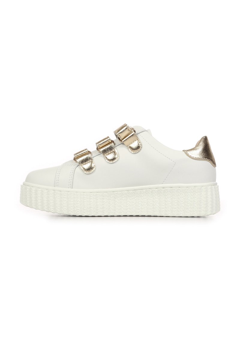 Sneaker bianco con tre cinturini metallici dorati, suola piatta bianca texturizzata e un accento dorato metallico sul tallone.