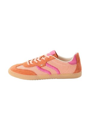 Sneaker in camoscio arancione e mesh con accenti e strisce rosa, suola piatta in gomma color sabbia e allacciatura frontale.