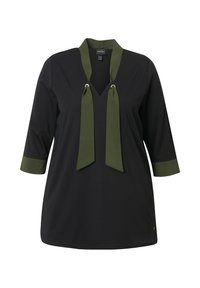 Zwarte top met een V-hals, groene strikjes en driekwartmouwen met groene manchetten. Glad stof met accenten bij de hals.