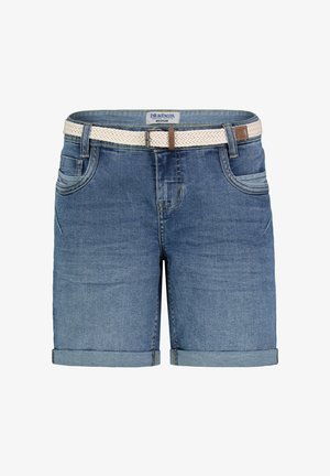 Denim-Shorts in mittlerem Blau, mit aufgerollten Säumen, einem gewebten cremefarbenen Gürtel mit braunen Akzenten und fünf Taschen zur Aufbewahrung.