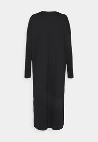 Vestido negro de manga larga con un corte relajado, que presenta una silueta recta, escote redondo y aberturas en los laterales del dobladillo. Textura de tela suave.
