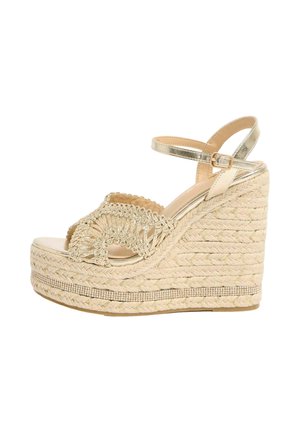 Beiger Keilsandalette mit geflochtener Plateausohle, metallischem Knöchelriemen mit Schnalle und dekorativem ausgeschnittenem Vorderdetail.