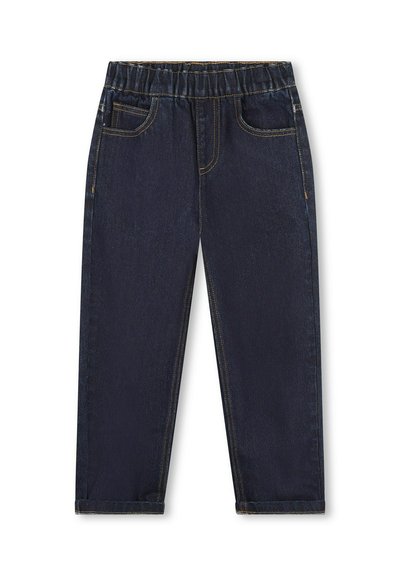 Pantalon en denim bleu foncé avec une taille douce et élastique. Comprend deux poches avant et des surpiqûres jaunes visibles le long des coutures et des poches.