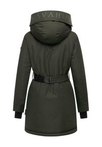 Parka vert olive avec une taille cintrée, une grande capuche et une ceinture noire contrastante. Les caractéristiques incluent un logo sur le col et des accents aux poignets.