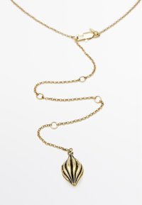 Złoty naszyjnik z łańcuchem z podłużnym, teksturowanym wisiorkiem z pionowymi paskami. Zapięcie to prosta sprężynowa złączka.