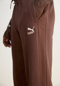 Puma RELAXED TRACK PANTS - Trainingsbroek - espresso brown