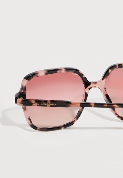 Γυαλιά ηλίου τετράγωνου σχήματος με φακούς ροζ απόχρωσης και σκελετούς με μοτίβο χελώνας, που φέρουν το λογότυπο Dolce & Gabbana στο βραχίονα.