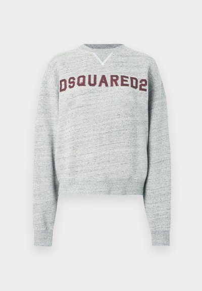 Pelēka īsa džemperis no teksturētas auduma ar V-veida izgriezumu un bordo krāsas uzrakstu "DSQUARED2" krūtīs. Garas piedurknes.