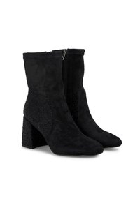 Botines de ante negros con punta afilada, panel lateral texturizado con acentos de tachuelas y tacón cuadrado. Cierre con cremallera lateral.