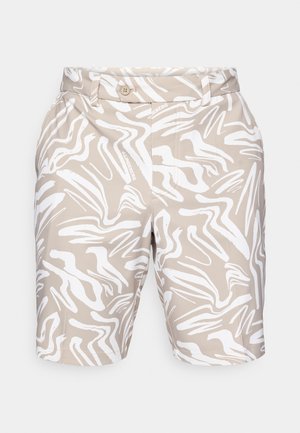 Beige shorts med et hvidt abstrakt mønster, med en enkelt knaplukning, bælteløkker og et fladt frontdesign. Glat tekstur.