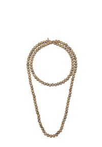 Collana di perline con due filamenti di perle rotonde di un beige testurizzato con una finitura leggermente più scura, che mette in mostra un design semplice e materiale naturale.