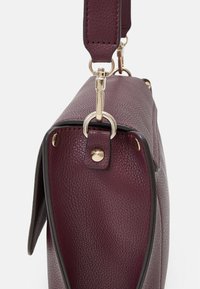 Guess MERIDIAN FLAP  - Taška s příčným popruhem - amethyst