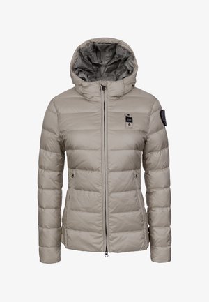 Gepolsterte Jacke in Hellgrau mit Kapuze, durchgehendem Reißverschluss, zwei Seitentaschen und Logoaufnäher auf der linken Schulter. Glatte Textur.