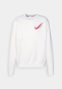 Sudadera blanca de Nike con mangas largas, escote redondo y un logo frontal en rojo y negro. El texto dice "Simplemente hazlo". Textura suave.