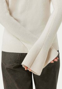 GOBI Cashmere V-NECK - Kofta - white