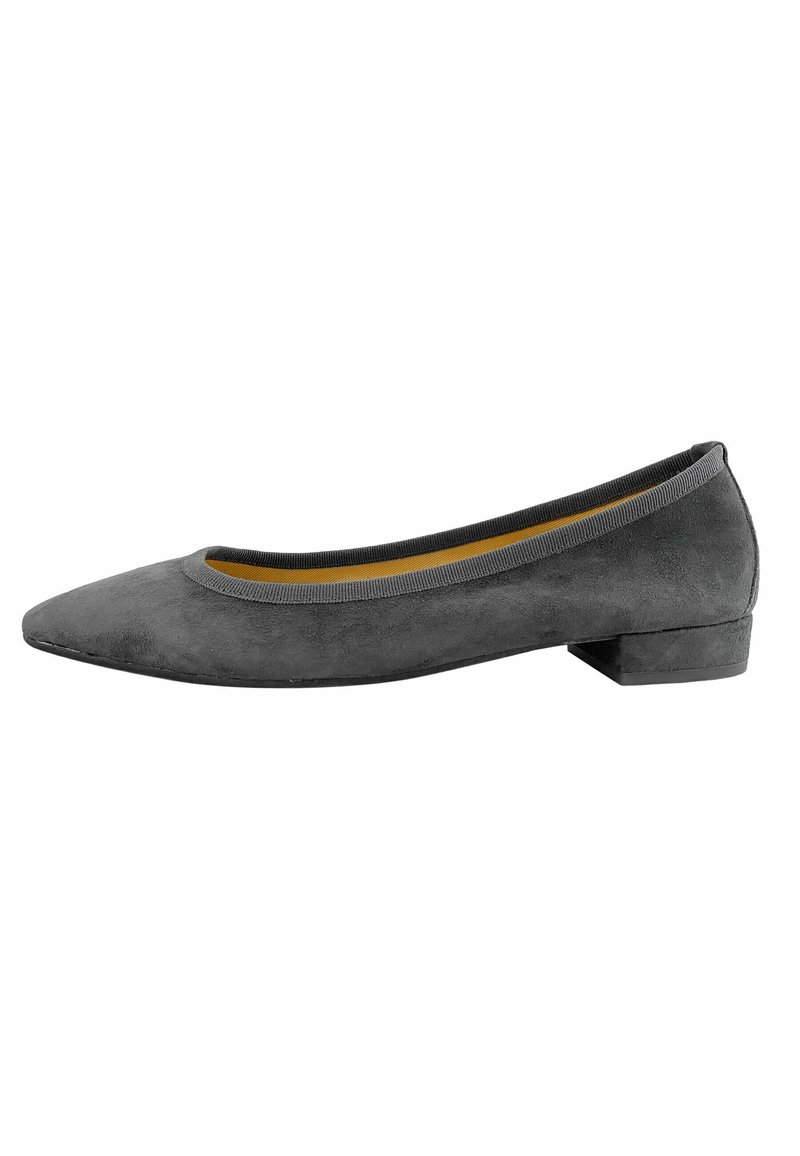Ballet flats in suede grigio con punta affusolata, bordo elasticizzato e tacco basso a blocco. Fodera interna di un giallo a contrasto.