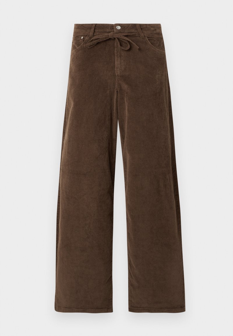 Pantalons en velours côtelé marron à jambes larges avec un bouton à l'avant et une ceinture en tissu nouée à la taille, dotés de poches avant.