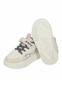 Baskets pour enfants blanches et roses avec des lacets noirs, marque "3RK", une chaussure debout et l'autre montrant le motif de la semelle.