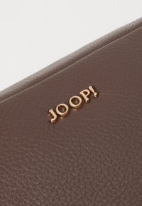 JOOP! VIVACE CLOE  - Taška s příčným popruhem - seal brown