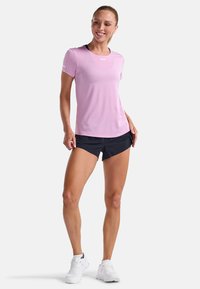 2XU LIGHT SPEED TEE - Sports T-shirt - pastel pink white reflective