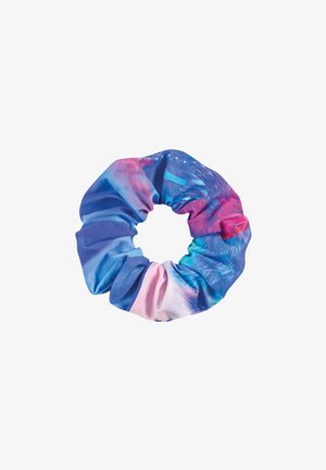 Kolorowa scrunchie z materiału, która prezentuje gradient błękitu i różu, z gładką fakturą i elastyczną taśmą do stylizacji włosów.