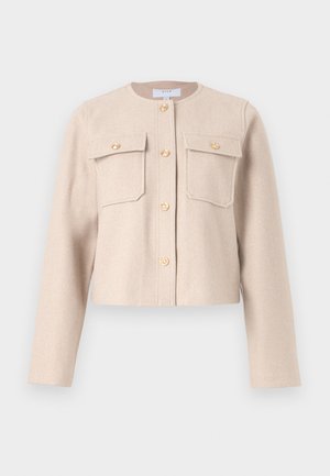 Beige, avkortet jakke laget av myk stoff med lange ermer, gullknapper og to brystlommer. Klassisk rund hals med minimal design.