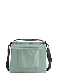 Rechthoekige mintgroene tas van duurzaam stof, met een voorvak, verstelbare band en een zwart handvat aan de bovenkant.