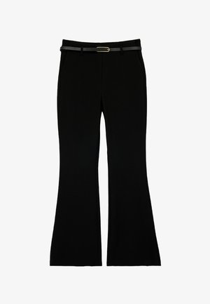Pantalon noir évasé avec une ceinture noire fine dotée d'une boucle rectangulaire dorée, présenté à plat sur un fond blanc.