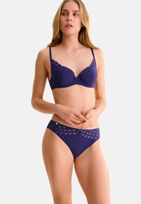 Ensemble de lingerie violet marine comprenant un soutien-gorge en dentelle texturée avec des bords festonnés et une culotte taille haute assortie à motif à carreaux.