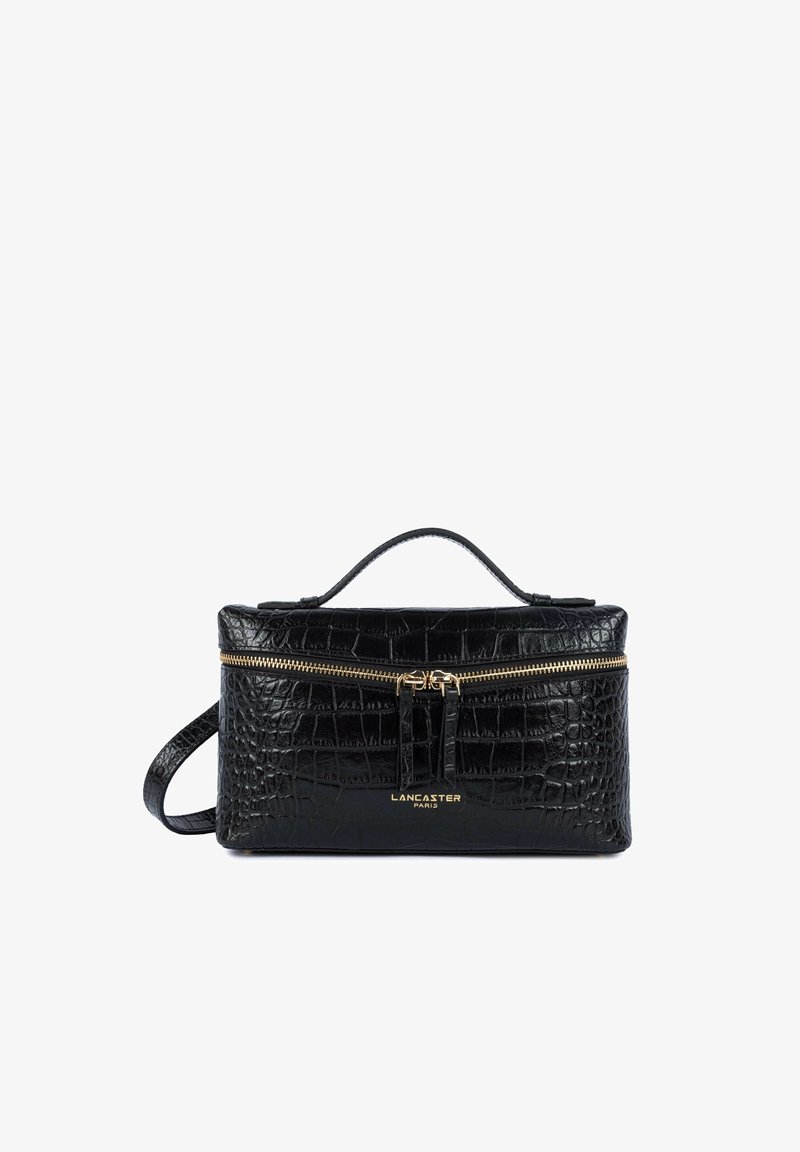 Sac à main rectangulaire noir à texture crocodile, avec poignée supérieure, fermeture éclair dorée et logo "Lancaster Paris" sur le devant.
