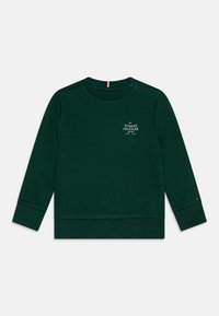 Sudadera de algodón verde con cuello y puños acanalados. Presenta un pequeño logotipo en el pecho y un detalle de botones en el hombro.