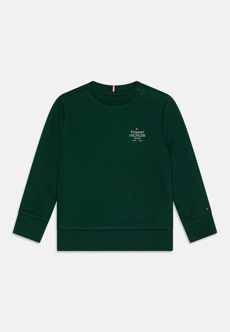 Sudadera de algodón verde con cuello y puños acanalados. Presenta un pequeño logotipo en el pecho y un detalle de botones en el hombro.