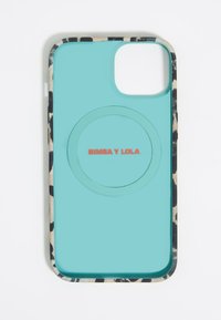Funda de teléfono turquesa con bordes de estampado de leopardo. Presenta un área circular con el texto "BIMBA Y LOLA" en rojo, que indica un accesorio magnético.