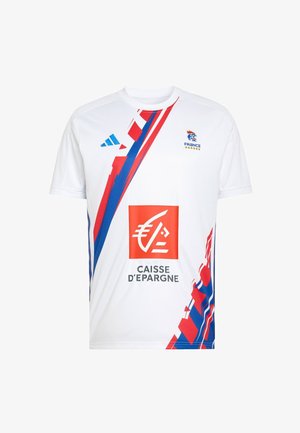 T-shirt de sport blanc avec des rayures diagonales rouges et bleues, un col rond, le logo Adidas et la marque "Caisse d’Epargne".