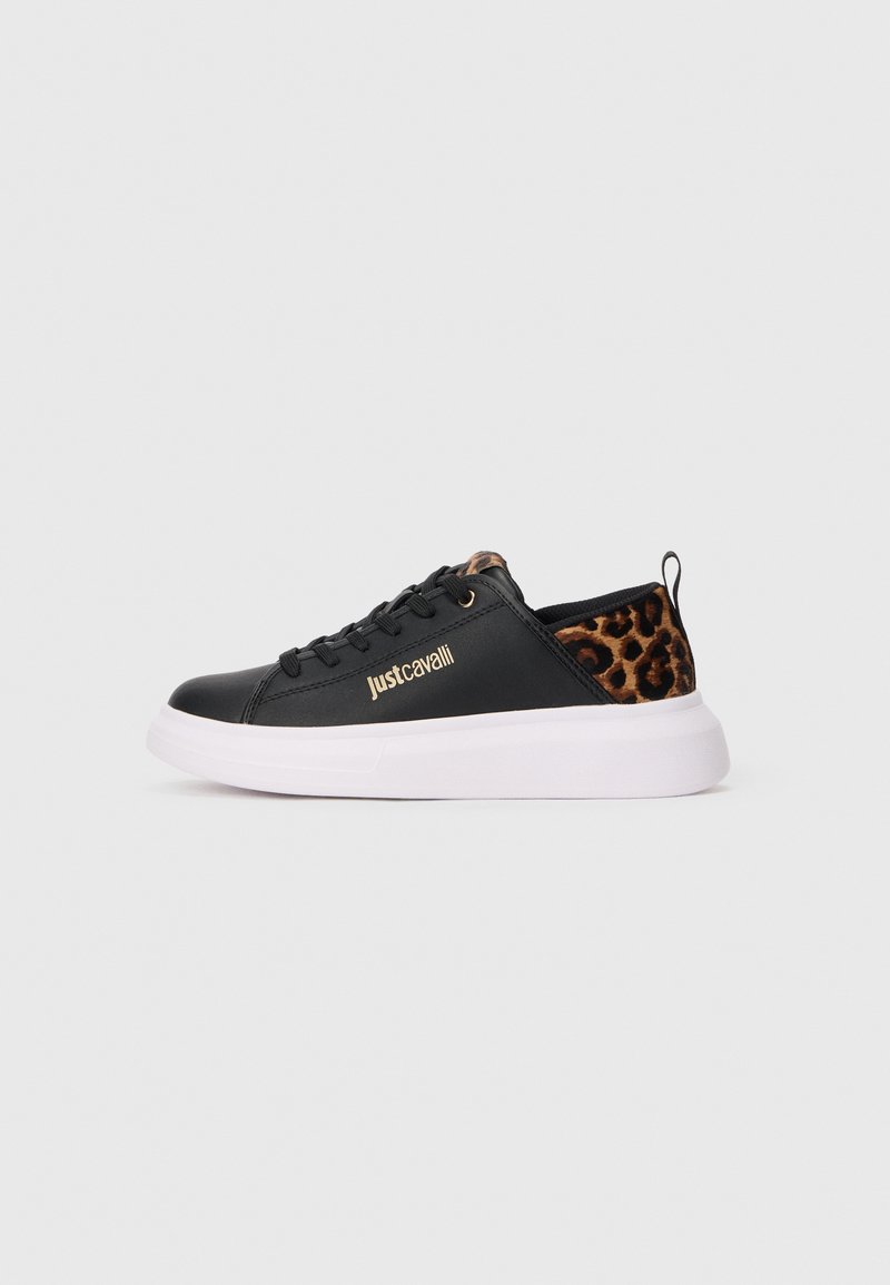 Sneaker negru cu talpă albă, călcâi cu imprimeu leopard, șireturi negre și logo Just Cavalli auriu pe lateral.