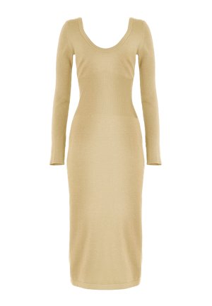 Stickad klänning i ljusbeige med rund halsringning, långa ärmar, ribbad textur vid midjan och en figurnära siluett.