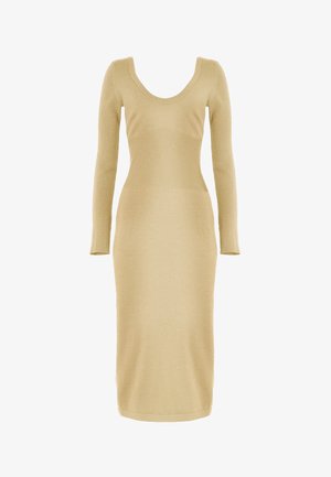 Strikket kjole i lysebeige, med rund halsudskæring, lange ærmer, ribbet struktur ved taljen og en tætsiddende silhuet.