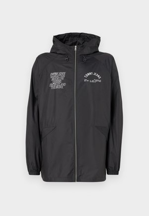 Chaqueta negra ligera con capucha, que cuenta con cremallera frontal, dos bolsillos laterales y detalles impresos en el pecho y la manga.