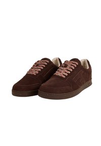Sneaker in suede marrone con superfici testurizzate, lacci intrecciati multicolori e suola in gomma con dettagli maculati.