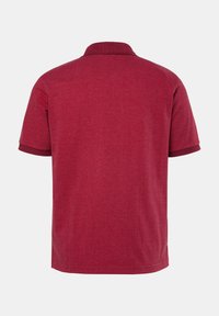 Červené polo tričko s krátkým rukávem ze strukturované látky, se standartním límcem a kontrastním lemem na límci a manžetách rukávů.